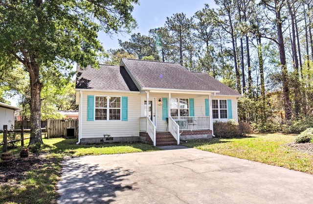 Oak Island Cottage - Walk to Beach & Intracoastal!