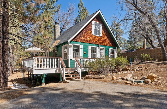 Oak Nesting - Great Chalet Style Cabin At The End Of The Street With Rustic Stone Gas Log Fireplace! 2 Bedroom Chalet