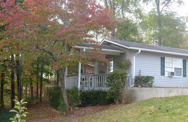 Oak Pointe Studio Cottage ~~~ Your Next Mountain Getaway