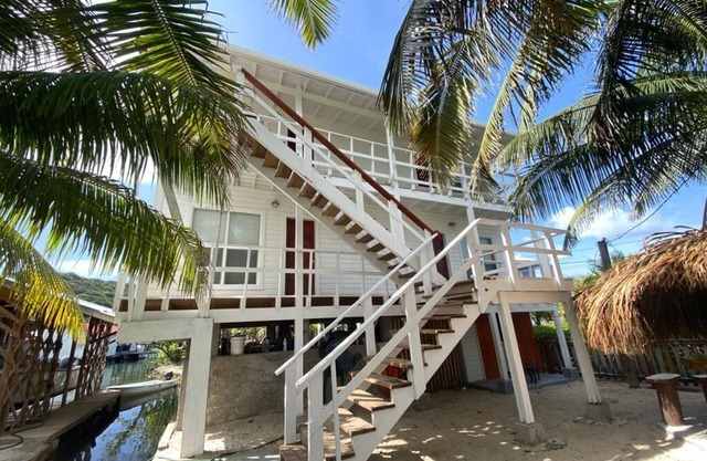 OAK RIDGE CAY - private guesthouse bedroom1 with ensuite bathroom
