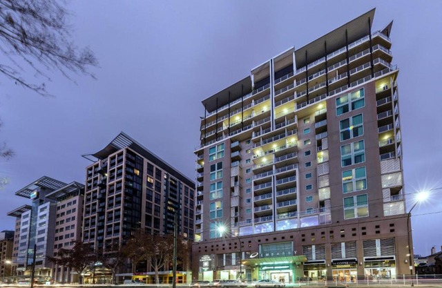 Oaks Adelaide Embassy Suites