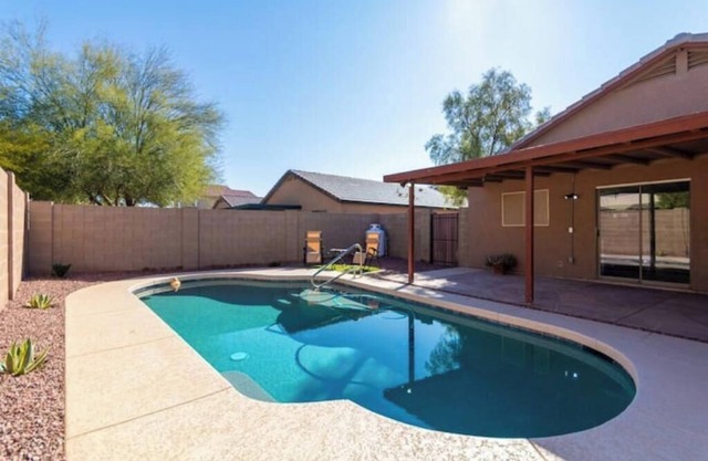 Oasis in the Desert King/Great Location/Pool/Wifi