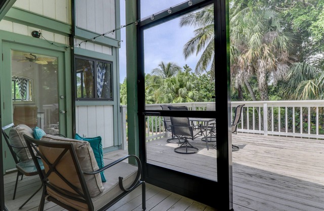 Oasis Inn the Dunes: Beautiful Pet-Friendly Island Home! Great location!