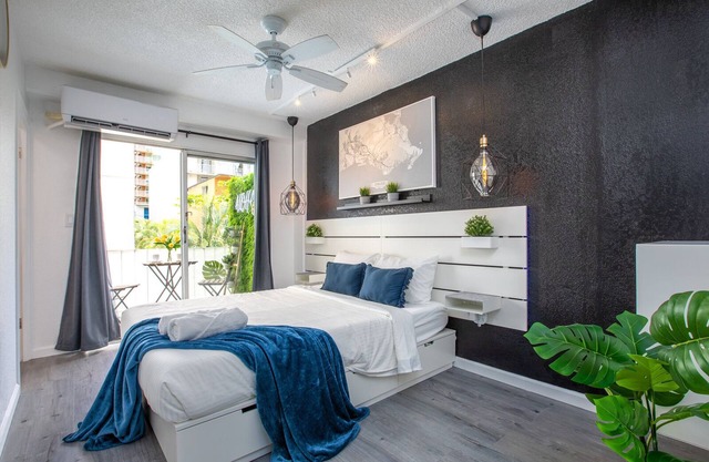 ★ Oasis Luxury Condo, Steps away from the beach 🏖