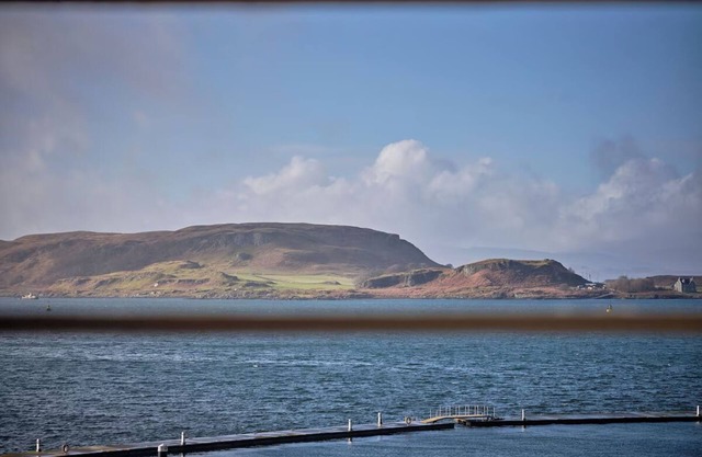 Oban Bay Escape: Central Stay with Pier Views, Walk to Distillery & McCaig’s Tow