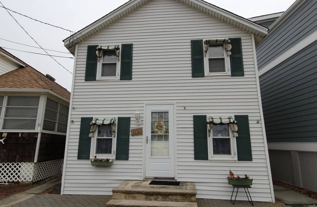 OCE144 - Adorable Beach Side Cottage with 2 car parking!