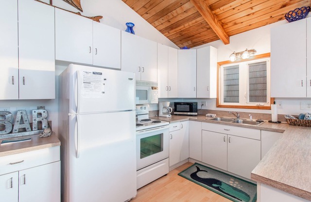 Ocean Annie #128 - oceanfront cabin, great views and direct beach access in Tierra Del Mar