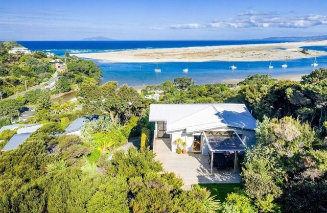 Ocean Beach Retreat - Great views, sun, privacy, wifi, walk to the surf beach/estuary.