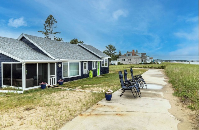 Ocean/beachfront cottage, located at the end of a dead-end street on the beach with lots of privacy