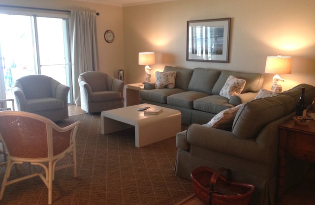 ’Ocean Breeze'.Steps to the beach, Spacious 1st floor!