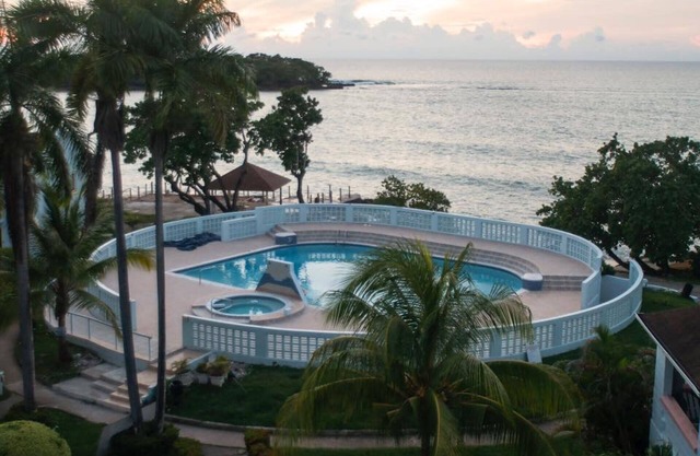Ocean front beauty on 2 storeys at The Point
