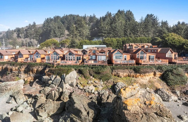 Ocean Front Cabin 14 w Jacuzzi Gorgeous Views