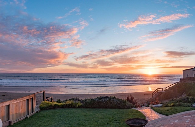 Ocean Front Cottage! Beauty on the outside, Charm on the inside!