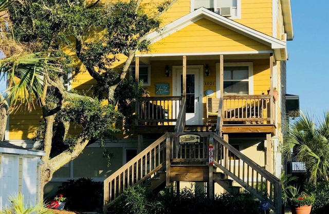 OCEAN FRONT Perfect for Family Groups! FRONT BEACH Screened Porch Huge Deck