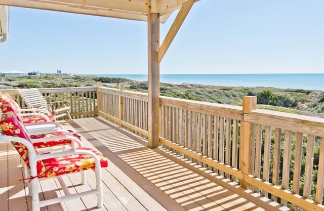 OCEAN PANORAMA: Beachfront, quiet, & pet friendly home with gorgeous ocean views