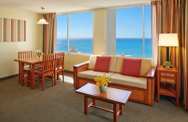 Ocean View 1 BR Corner Condo Mins to Waikiki Beach