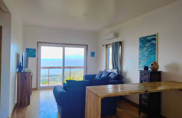 Ocean view 2bedroom condo wonderful Views with AC, stunning Sunrise and sets.
