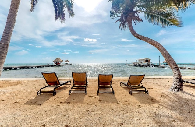 Ocean-view apartment in a beachfront resort with shared pool, WiFi & partial AC