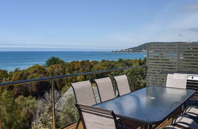 Ocean view house opposite the beach that sleeps up to 10 guests