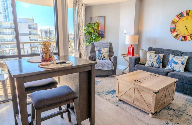 Ocean View King Suite! Sleeps 4 Meridian Plaza 705