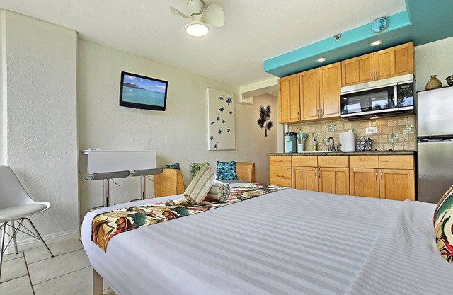 Ocean View Queen Studio with Balcony at the Waikiki Grand Hotel® 309