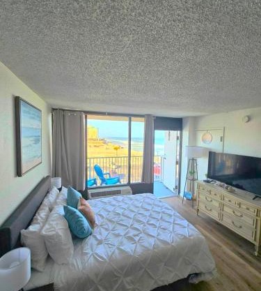 Ocean View Studio Condo w Balcony Pool and Free Parking