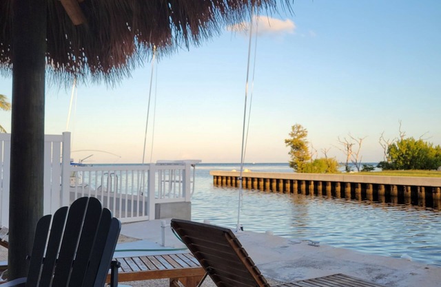Ocean View waterfront Villa, relaxing Tiki, dock,10 min walk to to the beach.