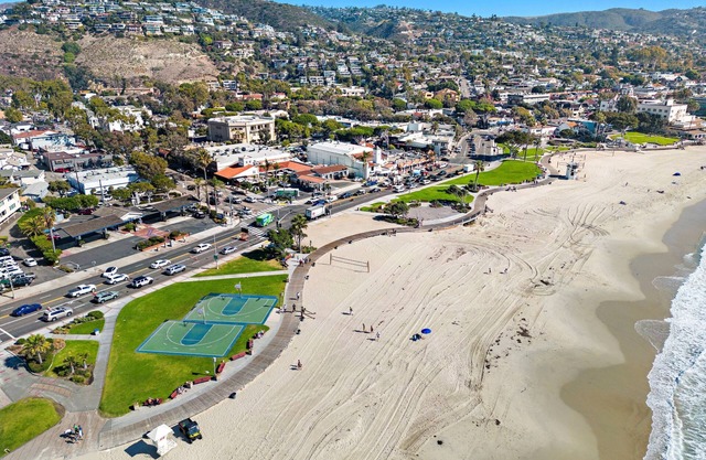 Ocean views, listen to waves, stroll to main beach SH 2