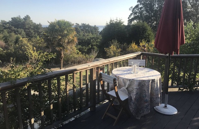 Ocean Views/Private Parking/Full size gas Range/Oven