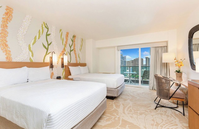 Ocean Views + Walkway to Mall-Ala Moana Hotel 2513
