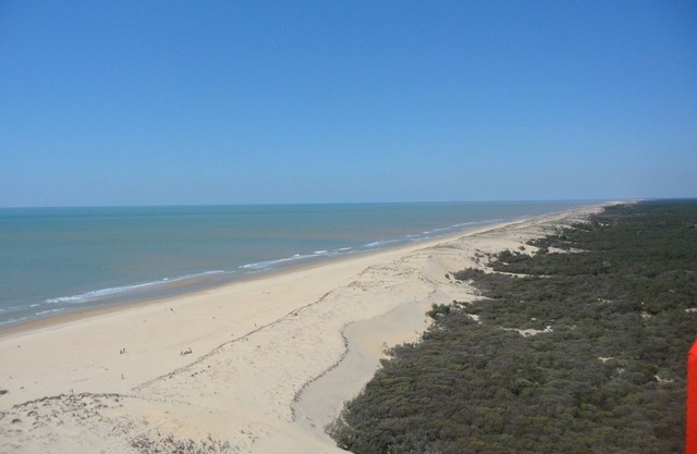 Ocean with kitchen, cosy nest at lucat (close to beaches)