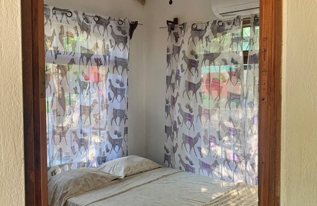 Oceana Breeze 2-bedroom lovely cottage a few steps from Sámara beach with AC