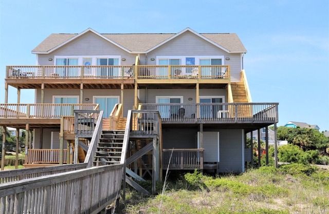Oceanfront 4BR – Pet-Friendly & Spacious Decks