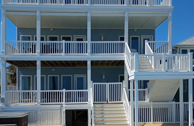 Oceanfront 9 bdrms with pool and hot tub