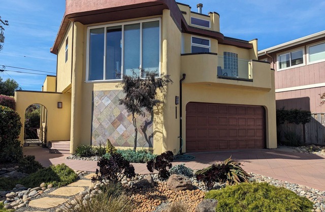 Oceanfront Bliss: Modern Family Retreat Steps from Seacliff Beach – Book Now!