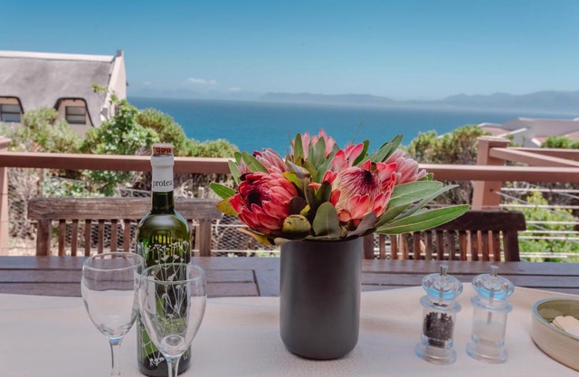 Oceanfront bungalow 3 br/2 ba, Wifi Fireplace: Guppy Huys