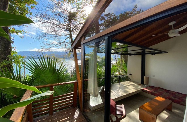 Oceanfront, complete houses with 2 suites, equipped kitchen, air conditioning