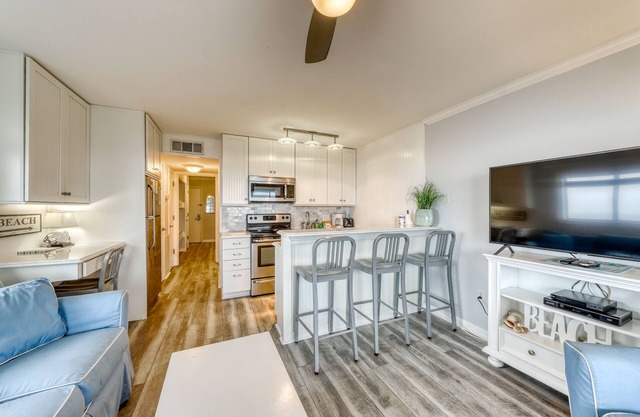 Oceanfront corner condo w/spectacular view & shared pool/fishing pier