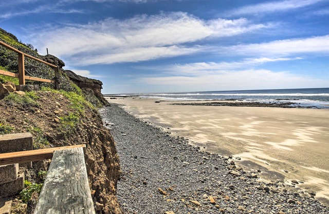 Oceanfront, dog-friendly cottage with amazing view, porch & beach access