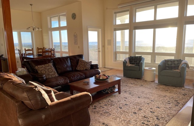 Oceanfront Living At Its Best, Exquisite and Modern Home 8 guests