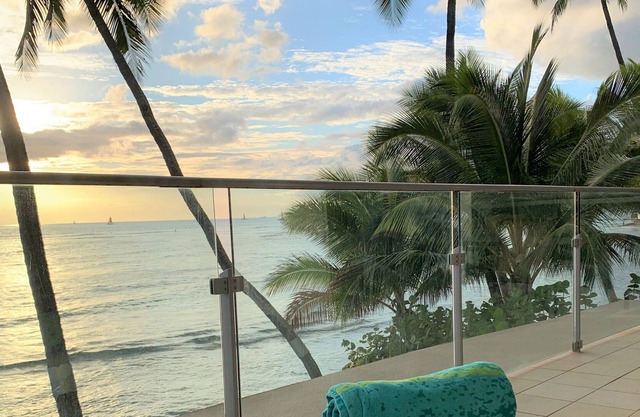 Oceanfront Luxury Waikiki Diamond Head Condo