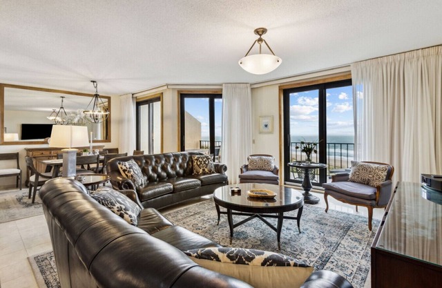 Oceanfront Penthouse Paradise: Stunning Views