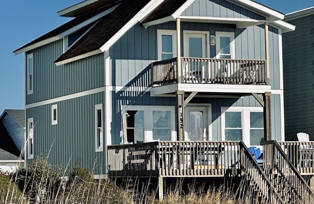 OCEANFRONT, Renovated 4BR, 3BA Home Sleeps 8