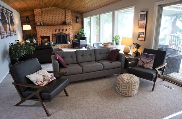 Oceanfront spacious 6-bedroom house in Parksville with beach access