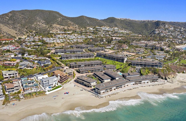 Oceanfront townhome Victoria Beach Walk to the Montage