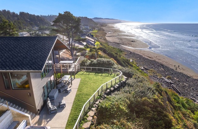 OCEANFRONT - Unobstructed views of the Pacific Ocean and NEAH-KAH-NIE Mountain