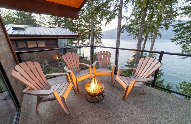 Oceanfront View + Sleep 7+ Pet Friendly + Hot Tub