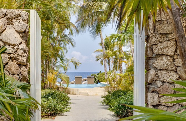 Oceanfront with private beach | 4 bedrooms, 4 bathrooms