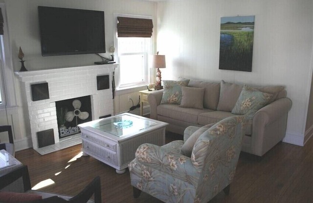 Oceanside Apartment in the 'Heart of the Beach' Ground Level