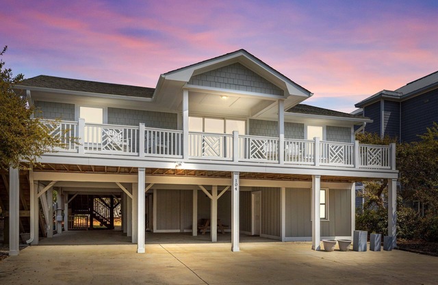 Oceanside beach home, 2 minute walk to beach